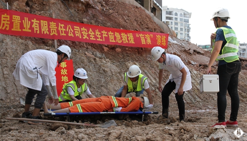 翡翠时光3标项目现场开展建筑施工边坡坍塌安全应急"盲演"演练活动